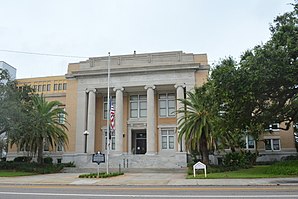 Old Pinellas County Courthouse in Clearwater (2017). Das ehemalige Courthouse des County entstand 1918 im Stile des Neoklassizismus. Im Juni 1992 wurde es in das NRHP eingetragen.[1]