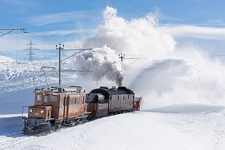 'n RhB Ge 4-4 Bernina "krokodil"-lokomotief maak sneeu op die Berninapas in Switserland skoon.