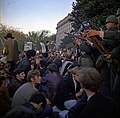 Vojna policija zadržava prosvjednike protiv Rata u Vijetnamu tijekom njihovog okupljanja 21. listopada 1967., na ulazu u tržni centar Pentagona.