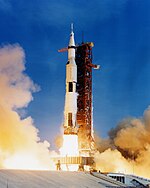 Lancement de la fusée Saturn V transportant l'équipage d'Apollo 11 qui sera le premier à se poser sur la Lune.