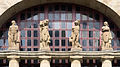 Die vier Elemente, Tympanonfiguren über dem Eingang