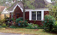 Una pequeña casa de ladrillo, de un piso, con un pequeño patio en el frente. Esta casa se encuentra en Little Rock, Arkansas. Hillary Rodham y Bill Clinton vivieron en esta casa cuando Bill era Fiscal General de Arkansas de 1977 a 1979.