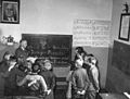 Un insegnante che insegna a studenti di tutte le età in una classe nel 1951 in Germania
