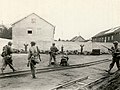 Amerikanske soldater henretter SS-soldater efter befrielsen af lejren.