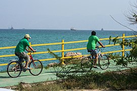 कीश द्वीप के चारों तरफ बाइक पथ हैं