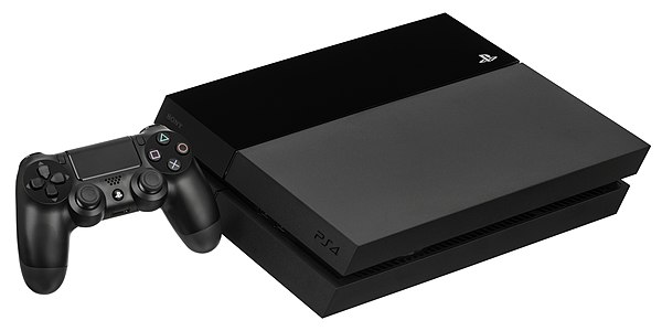 Kasım 2013'te piyasaya sürülen PlayStation 4'un ilk sürümü ile yanında bulunan bir DualShock 4. (Üreten:Evan-Amos)