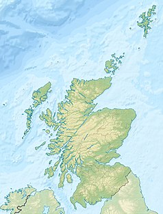 Mapa konturowa Szkocji, blisko centrum na lewo znajduje się punkt z opisem „Skye”