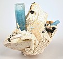 Kristalize tünemiş beyaz feldspat dik 4 cm akuamarin kristalidir.