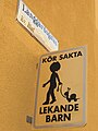 Segnale in Långgårdsgatan: Guida piano, bambini che giocano