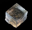 Kristal besar halit alami, menunjukkan pecahan celah kubik
