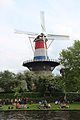 Un moulin décoré pour la fête nationale.