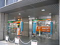 邮贮银行的营业所多与邮局并设，如图中的邮贮银行大阪分行即设于大阪中央邮局（日语：大阪中央郵便局）之内。