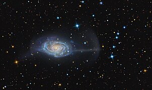 एनजीसी ४६५१, छत्रीच्या आकारातील- तारकीय प्रवाहासोबत