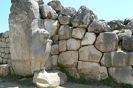 La Porta dei Leoni, scultura di un leone protettore