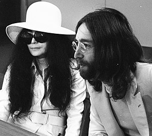 Јоко Оно и Џон Ленон када су се венчали марта 1969. године