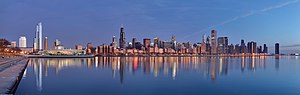 Мичиган кёлню къыбыла-кюнбатыш джагъасында орналгъан Иллинойс штатны Чикаго шахарны арасындан панорама кёрюнюм.