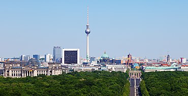 Farbfotografie von Berlin in der Vogelperspektive. Im Vordergrund stehen bewaldete Flächen vom Park Tiergarten und die Straße des 17. Juni führt zum Brandenburger Tor. Von links nach rechts sind das Reichstagsgebäude, der Fernsehturm, der Berliner Dom, das Rote Rathaus und das Brandenburger Tor zu sehen.