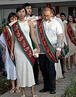 フィリピン大学の卒業行進。肩に sablay を掛けている。