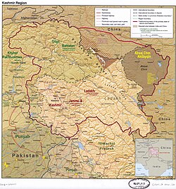 Një hartë e rajonit të diskutuar të Kashmirit me dy zonat e administruara nga India në ngjyrë nxirje[2]