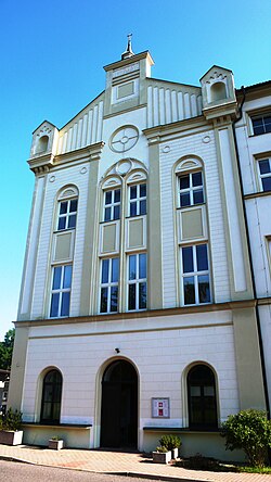 Průčelí kostela sv. Rodiny v Praze-Řepích
