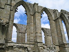 Arcos ojivales en las ruinas de la abadía de Bolton (siglo XII) en el condado de North Yorkshire