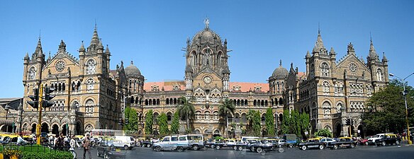 Estação Chhatrapati Shivaji (Terminal Vitória; 1887) em Bombaim, da autoria de Frederick William Stevens, classificada como Património Mundial pela UNESCO