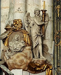 Ange porte-cierge à côté d'un médaillon de saint Jean l'Évangéliste, en dessous, à gauche, un aigle.