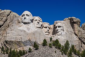 Слева направо: скульптуры Джорджа Вашингтона, Томаса Джефферсона, Теодора Рузвельта и Авраама Линкольна, высеченные в честь 150-летия истории США