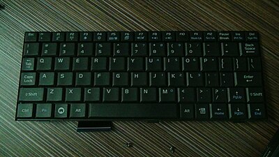 Клавиатура ноутбука Asus Eee PC 701. Обозначенное голубым вызывается с помощью Fn