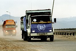 Varustusega veoauto ületamas Türgi-Iraagi piiri, rahvusvahelise abisaadetisega kurdi põgenikele