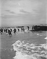 Exercice de débarquement de troupes américaines près d'Alger en avril 1944.