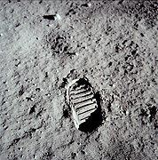 Buzz Aldrin fényképe saját lábnyomáról a Hold porában