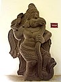 Seni Champa abad ke-13 menggambarkan Garuda devouring a serpent