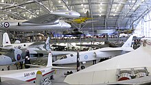 Nhiều loại máy bay lớn nhỏ khác nhau được trưng bày trong nhà chứa máy bay.