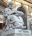 تمثال القديس إيزيدور الإشبيلي أمام المكتبة الوطنية في إسبانيا، وقد ألّف موسوعة شاملة أُعتبرت إحدى أهم معارف القرون الوسطى.
