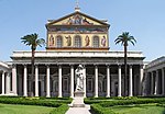 تعتبر كنيسة القديس بولس خارج الأسوار غنية بالأعمال الفنية ويلحق بها متحف خاص، وهي كسائر الكنائس البابوية مدرجة على لائحة مواقع التراث العالمي الذي تصدره اليونيسكو.