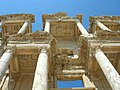 Edicole sfalsate nei due ordini della facciata della Biblioteca di Celso ad Efeso (II secolo)