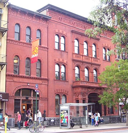 Слева — бывшая бесплатная библиотека и читальный зал (ныне филиал Нью-Йоркской публичной библиотеки); справа — бывший диспансер (ныне поликлиника) на Второй авеню