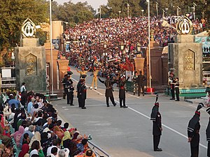 వాఘా సమీపంలో భారత పాకిస్తాన్ సరిహద్దులో జాతీయ పతాకం అవనతం చేసే కార్యక్రమం.