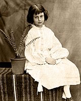 Ութամյա Ալիս Լիդելը ձարխոտներով (1860), լուսանկարիչ՝ Լուիս Քերոլ