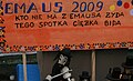 Vente de figurines représentant des juifs religieux lors de la fête d'Emmaüs à Cracovie. Le panneau indique : « Quiconque ne prend pas un Juif d'Emmaüs rencontrera un grave malheur » (2009)