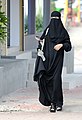 Een Saoedische vrouw die een nikab draagt