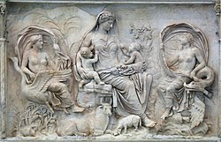 古代ローマ（1世紀後期）、平和の女神パークスの祭壇アラ・パキスにある大地の女神テルスのパネル。女神のベールがアーチ状になるようになっている。こういった様式を『Velificatio』という。