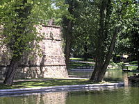 Wall remnants of the Allerheiligenbollwerk (all hallows' bulwark) at the Rechneigrabenweiher, a remnant of the water moat that once surrounded the city