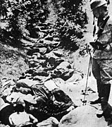 نظامی ژاپنی در کنار اجساد غیرنظامیان چینی قتل‌عام‌شده در نانکینگ
