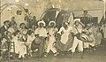Se ve un chinesco en el ángulo superior derecho, al fondo de esta foto. Esta es una fotografía tomada en el espectáculo Cabalgata del candombe (evocaciones negras del Río de la Plata), realizado en la peña “El Pial" (Foto Bruno, Buenos Aires, ca. 1965)