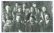Üzeyir Hacıbəyov (sağdan ən kənarda) ailəsi ilə birgə Şuşada, 1910