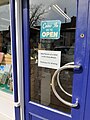 Salgın sırasında İrlanda'da bir dükkân kapısı