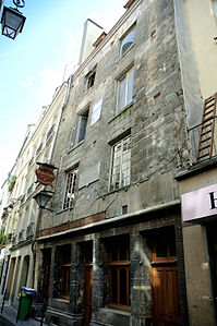 La casa di Nicolas Flamel (1407), considerata la più antica di Parigi, oggi è una specie di ostello