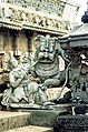 Hoysala boterearen enblema, agintaria lehoia garaitzen, Belur hiriko tenplu batean.